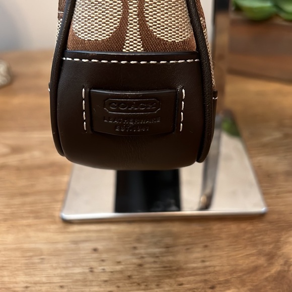 ✨Sold✨ Coach Brown Signature Print Bag With Replaced Guitar Crossbody Strap - Picture 6 of 15